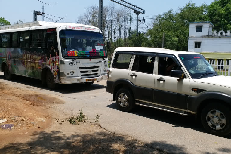 naxalites firing on riding bus in chaibasa