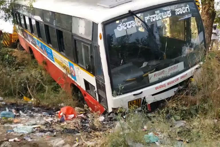 ಹಳ್ಳಕ್ಕೆ ಬಿದ್ದ ಬಸ್​​