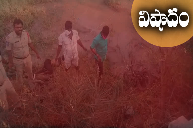 two died in a road accident near by peerlapalli in siddipet district