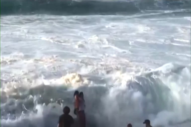 Pro surfer spots woman struggling in rough waves, saves her life