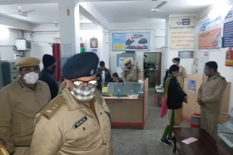 robbers robbed eleven lakh from rajasthan marudhra grameen bank in bikaner