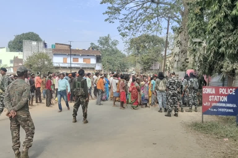 Villagers siege the Sonua police station in chaibasa