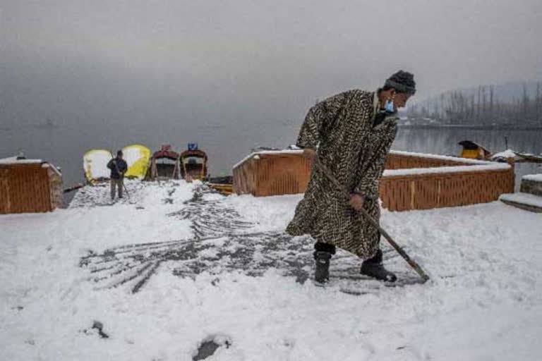 Snowfall leads to closure of jammu srinagar national highway