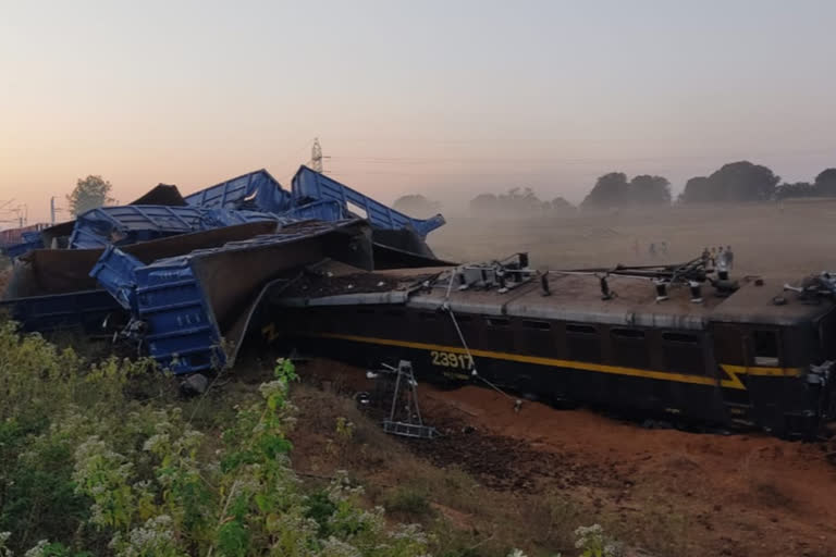 24 coaches and 3 engines derailed on KK rail route near Dillamili of bastar