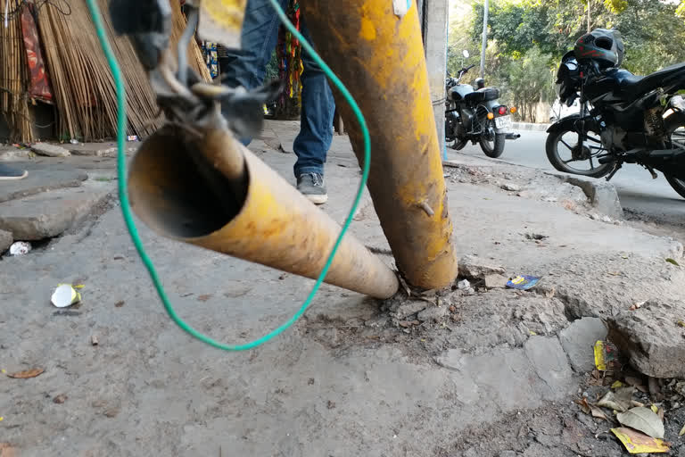 pole broken in hari nagar