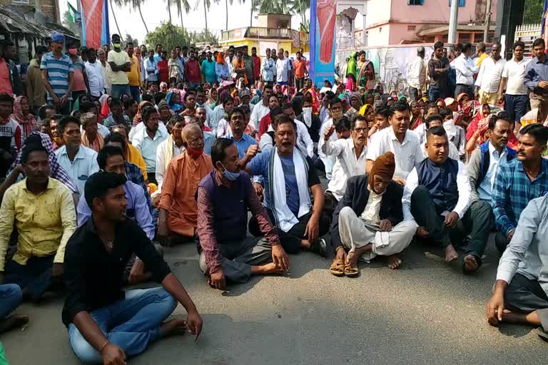 highway blocked over government assistance