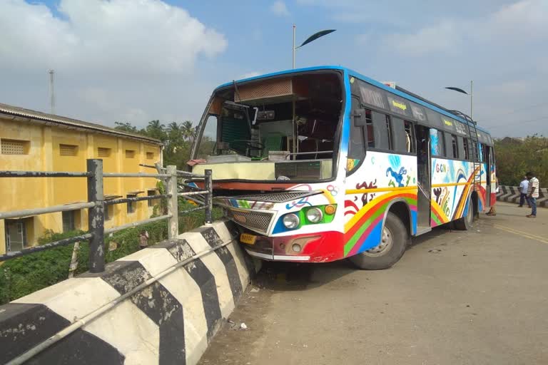 கார் மீது நேருக்கு நேர் மோதிய பேருந்து