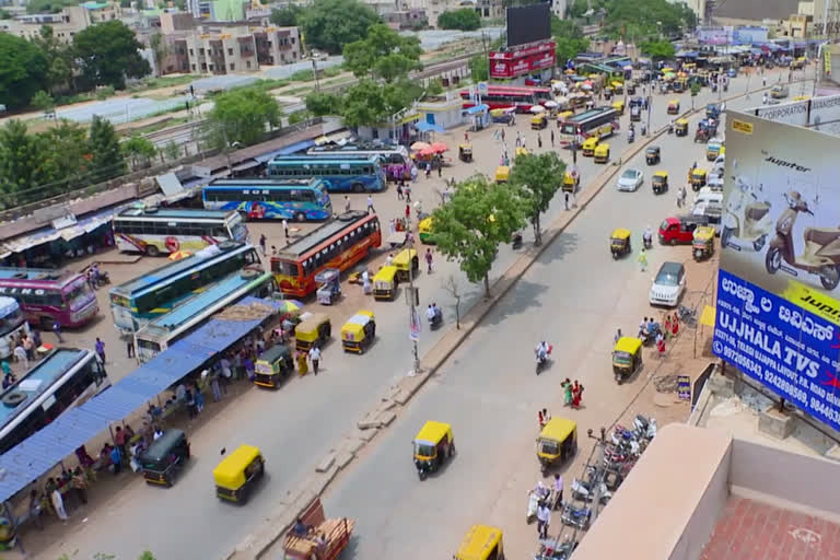 ದಾವಣಗೆರೆಯಲ್ಲಿ ಟ್ರಾಫಿಕ್​ ನಿಯಂತ್ರಣ ಮಾಡಲು ಪೊಲೀಸರ ಹರಸಾಹಸ