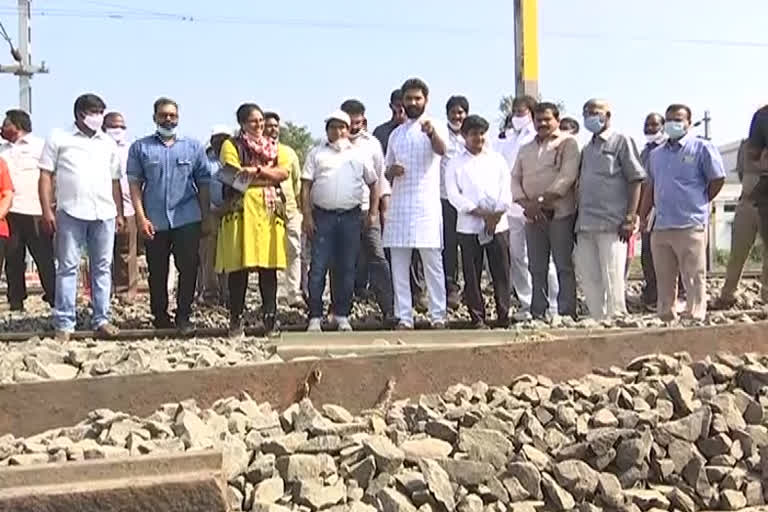 mp margani bharath visited railway platform works