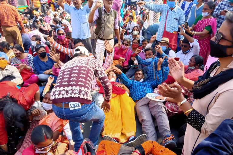 para teachers road blockade at moulali