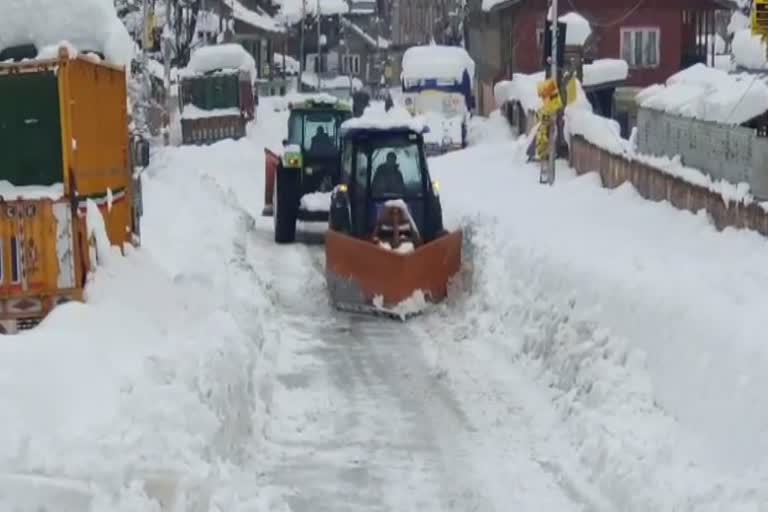 shopian district administration faces difficulties to remove snow