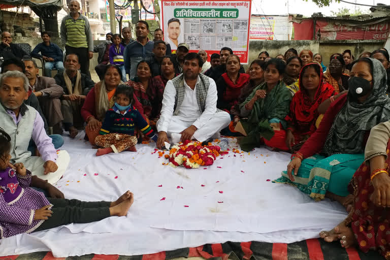 क्षेत्रीय पार्षद ने स्थानीय लोगों के साथ धरना दिया.