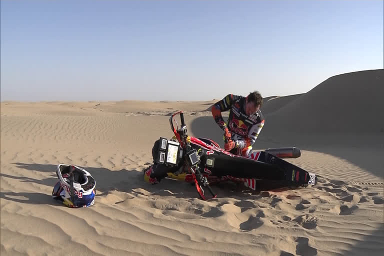 Walkner drops down bike standings with mechanical fail; Short retires from Dakar