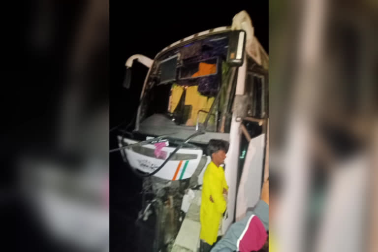 bus collided with bridge railing in giridih