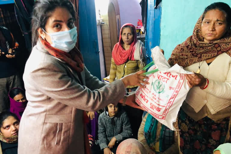 SO Dr  Seema distributed ration to the family of Muradnagar incident victims