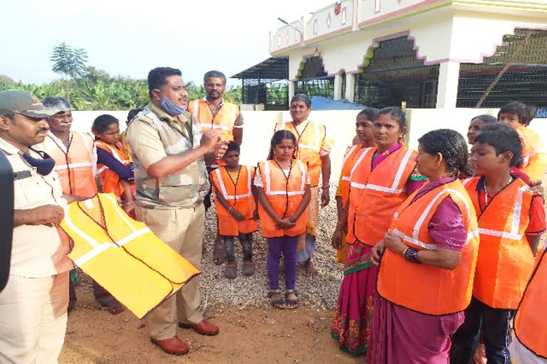 jacket distribution to villagers to escape from leopard attack in tumkur