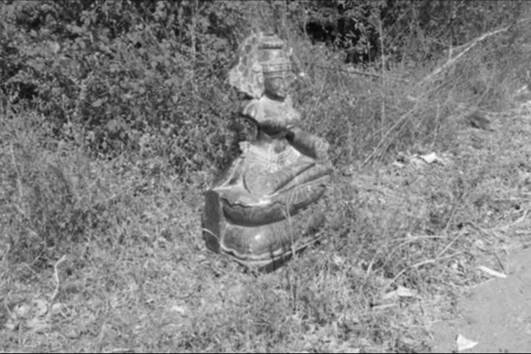 cracked-goddess-idol-beside-road-at-gunturu