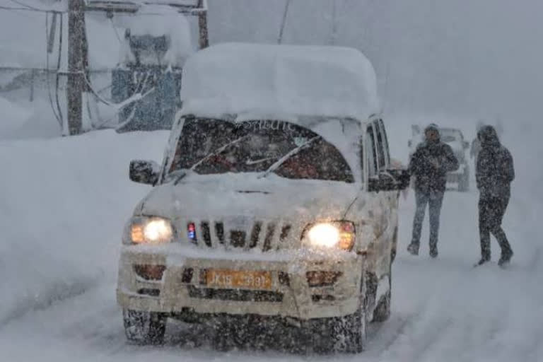 کشمیرمیں برفباری کا چوتھا دن، معمولات زندگی درہم برہم