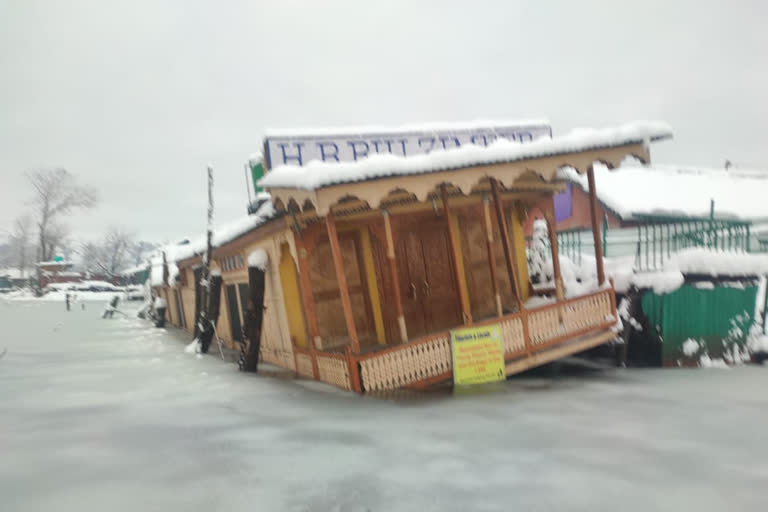 houseboats sank in dal lake due to snowfall in kashmir