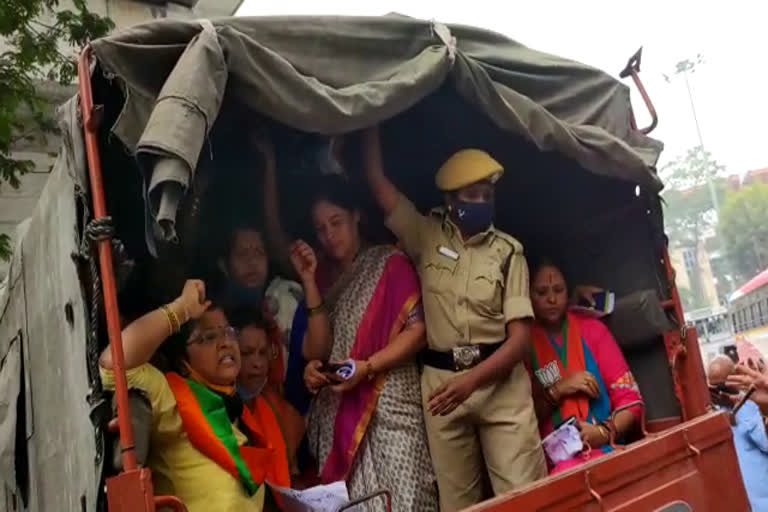 police-arrest-the-leaders-of-bjp-woman-morcha-in-hyderabad