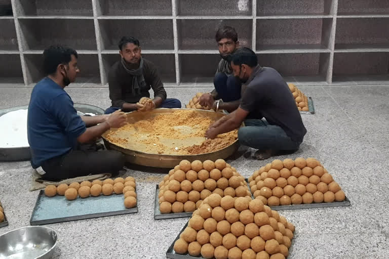 Sale of Prasad at Sanwaliyaji Temple, सांवलियाजी मंदिर में प्रसाद की बिक्री