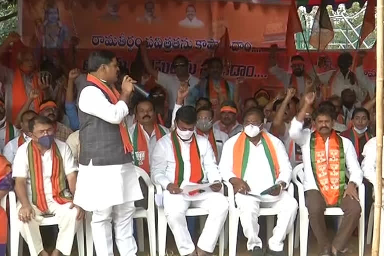 bjp-leaders-protest-at-gvmc-gandhi-statue-in-vizag