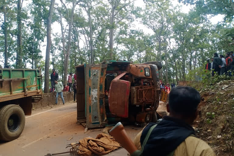 Truck overturns in Latehar