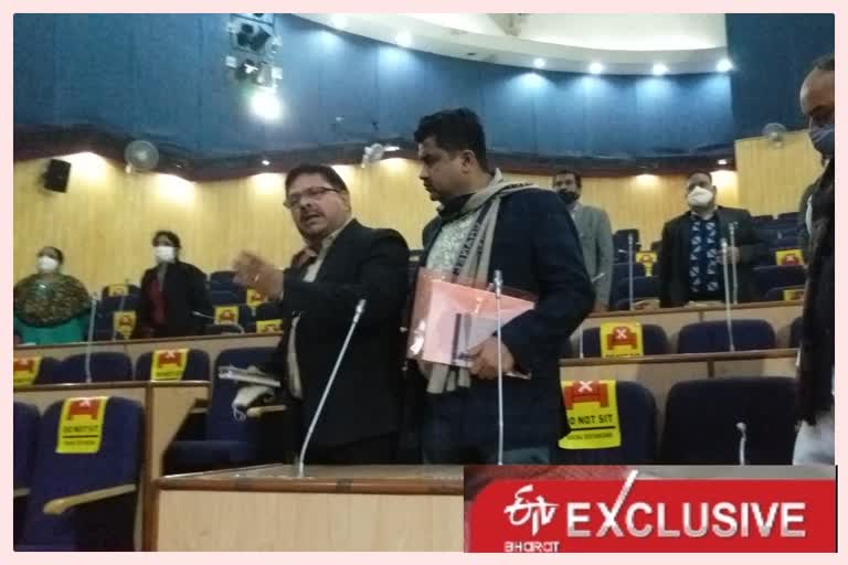 edmc house leader pravesh verma angry on officers in meeting