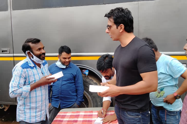 SonuSood gifted 100 mobile phones to poor workers in Acharya set