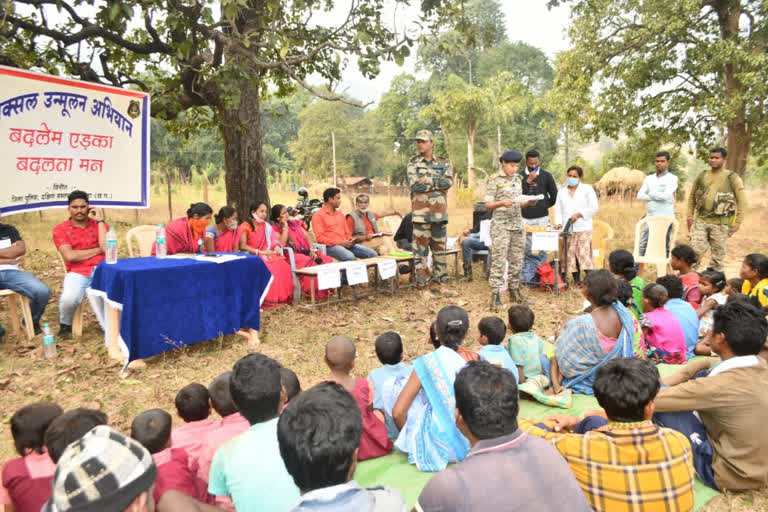 DSP Shilpa Sahu informed villagers about the schemes of governance in dantewada