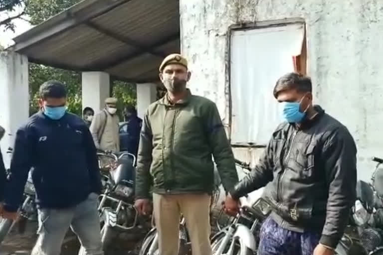 موٹر سائیکل چوری کے الزام میں دو افراد گرفتار
