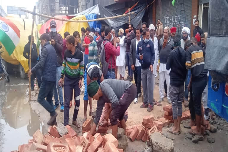 jhajjar-troubled-by-the-rain-farmers-started-concrete-construction-on-the-tikri-border