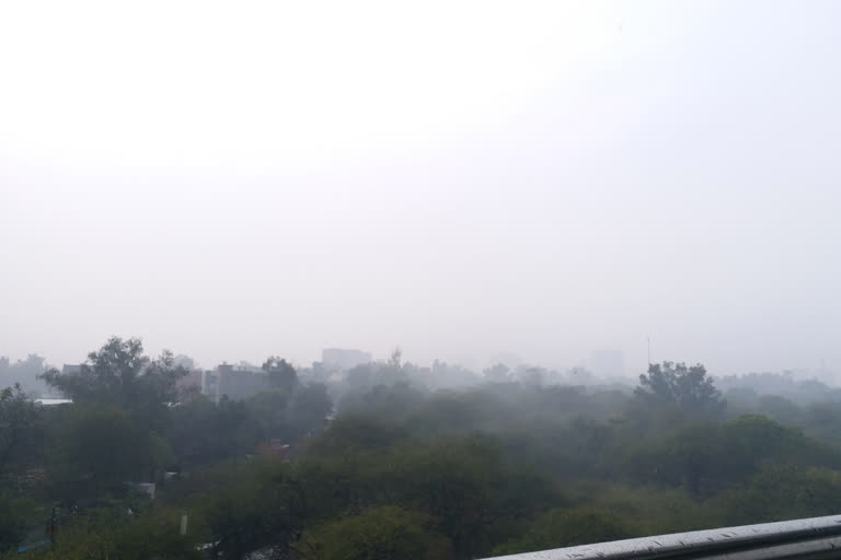Wednesday morning accompanied by rain and hail after which fog increased in delhi