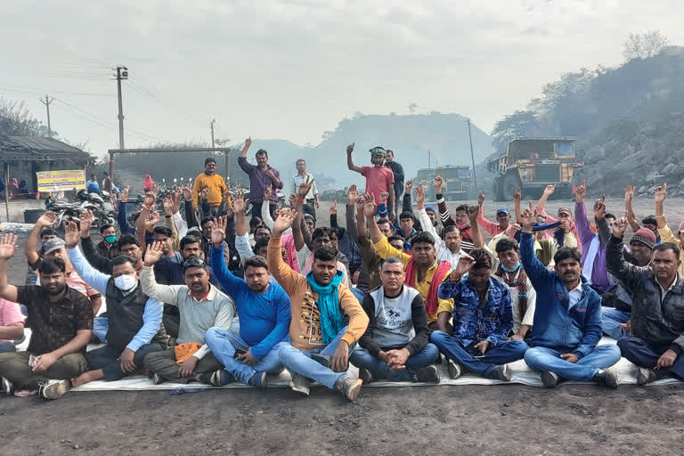 protest-of-laborers-demanding-employment-in-dhanbad