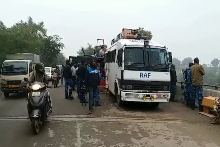 Police put barricades on Kheda border to stop farmers