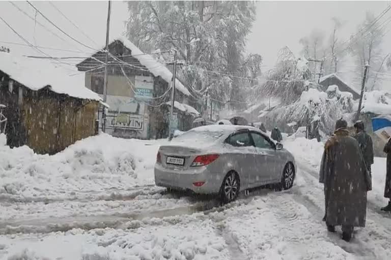 کشمیر: دو درجن سے زائد حاملہ خواتین کو اسپتالوں میں منتقل کیا گیا