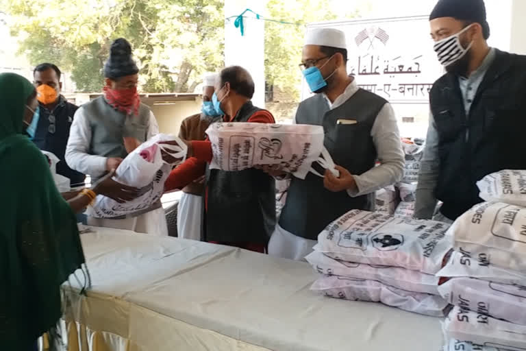 Jamiat Ulema Banaras distributes blankets to the needy