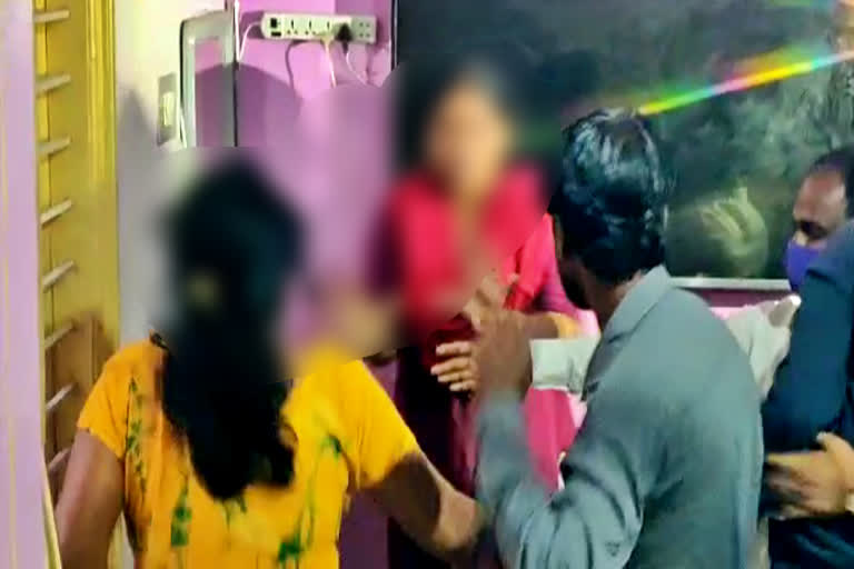 two-women-fighting-in-an-immoral-relationship-in-koppala