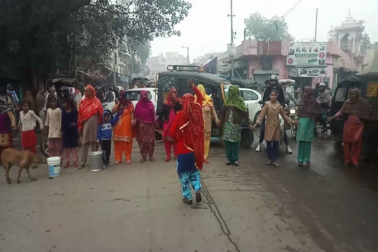 women-caused-road-jam-due-to-electricity-water-problem-in-rohtak