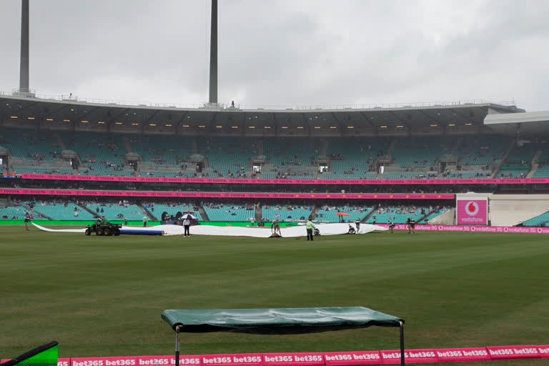 india vs australia:Rain stops play after Siraj removes Warner early