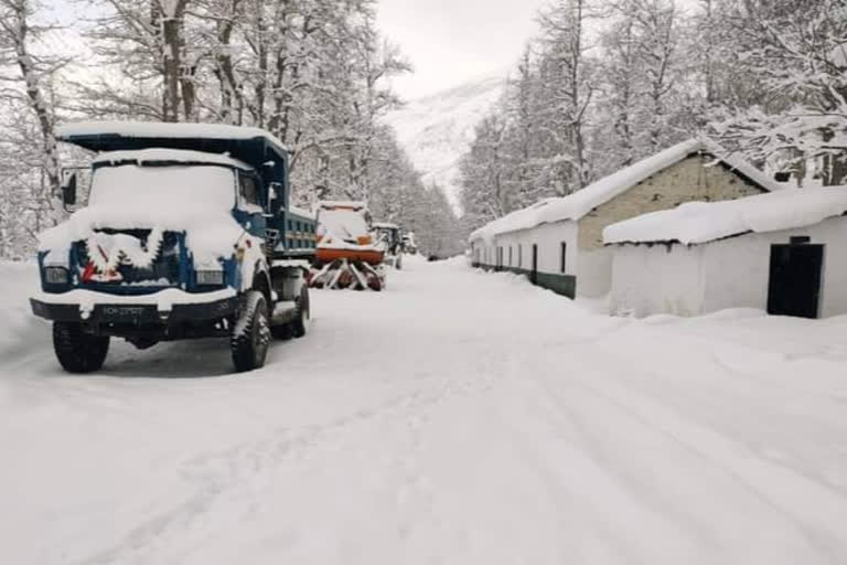 Tourists stranded in fresh snowfall at Solanganala