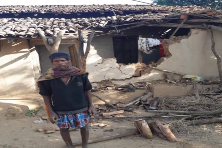 Elephants broke villagers homes in search of food in Mainpat