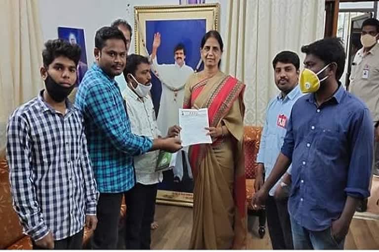 pdsu met education minister sabitha indra reddy in hyderabad