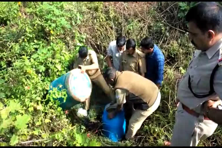 ഇടുക്കിയിൽ വ്യാജമദ്യ നിർമാണ കേന്ദ്രത്തിൽ നിന്നും 220 ലിറ്റർ കോട പിടിച്ചെടുത്തു  വ്യാജമദ്യ നിർമാണം  കോട പിടിച്ചെടുത്തു  220 ലിറ്റർ കോട പിടിച്ചെടുത്തു  idukki  seized 220 liters wash