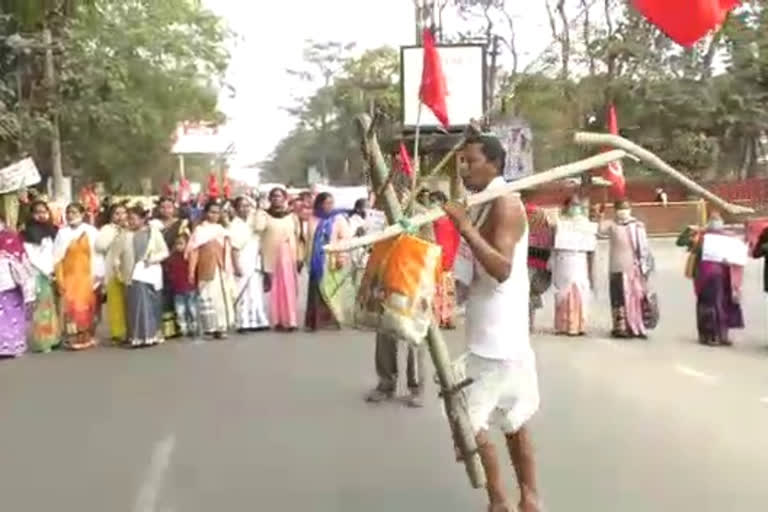 ডিব্ৰুগড়ত কৃষি আইনৰ বিৰুদ্ধে একাধিক সংগঠনৰ পথ অৱৰোধ