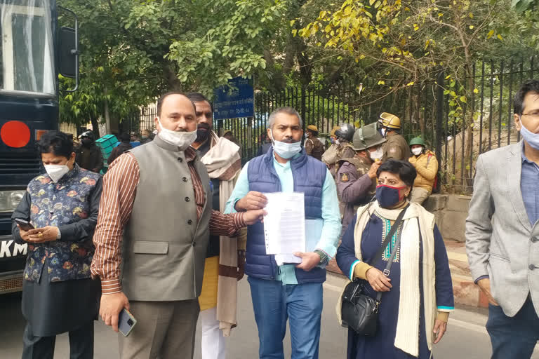 delhi municipal corporation employees gave memorandum to lg