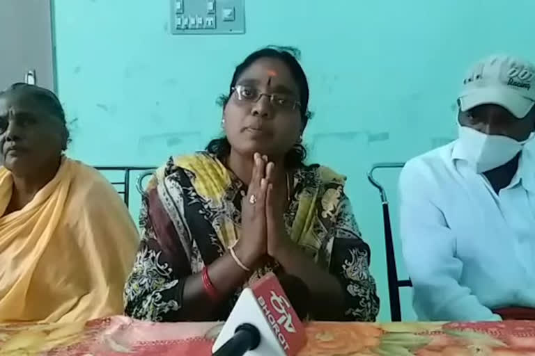 woman requesting cm to save land occupation