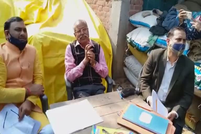 minister of state ranvendra pratap singh visit paddy purchasing centers in barabanki