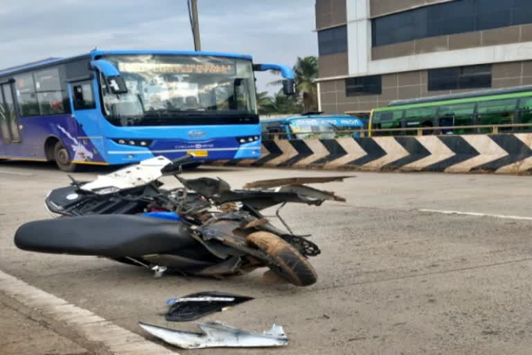 chigari-bus-bike-collision-on-unkal-ply-over-at-hubli-city