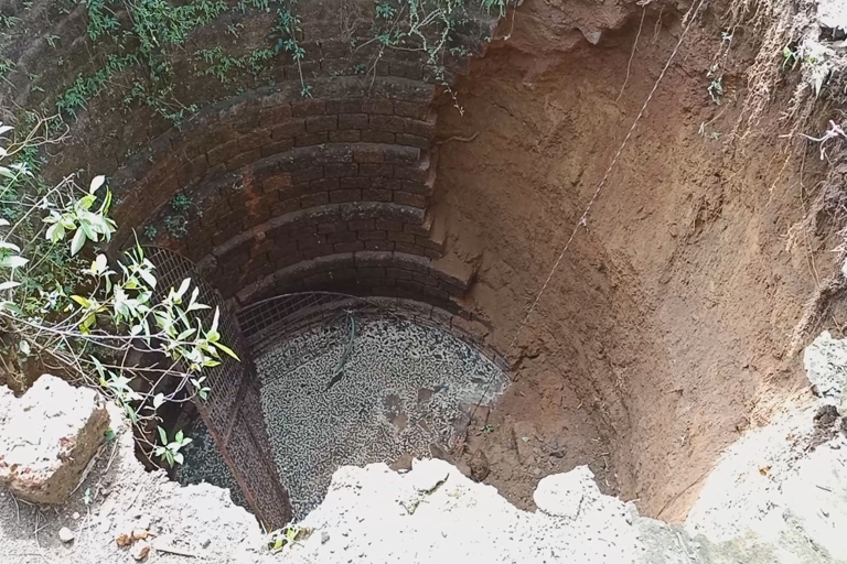 well near the Palissery police quarters collapsed  Palissery police  well collapsed  പാലിശ്ശേരി പൊലീസ്  പാലിശ്ശേരി അസിസ്റ്റന്‍റ് കമ്മീഷണർ ഓഫീസ്  കിണർ ഇടിഞ്ഞ് താഴ്ന്നു